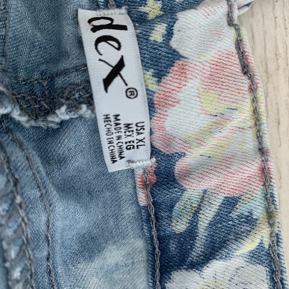 (3/$25) Dex girls floral straight leg jeans in size xl - Picture 2 of 2